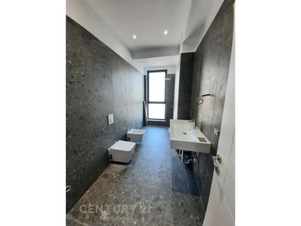 Tirane, jepet me qera zyre Kati 5, 120 m² 1.000 € (RRUGA E BARRIKADAVE)