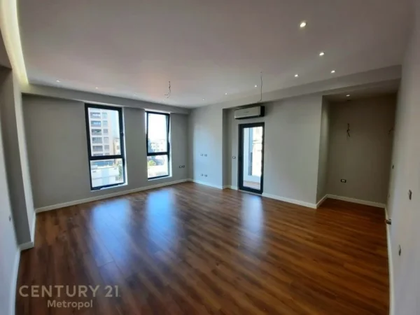 Tirane, jepet me qera zyre Kati 5, 120 m² 1.000 € (RRUGA E BARRIKADAVE)