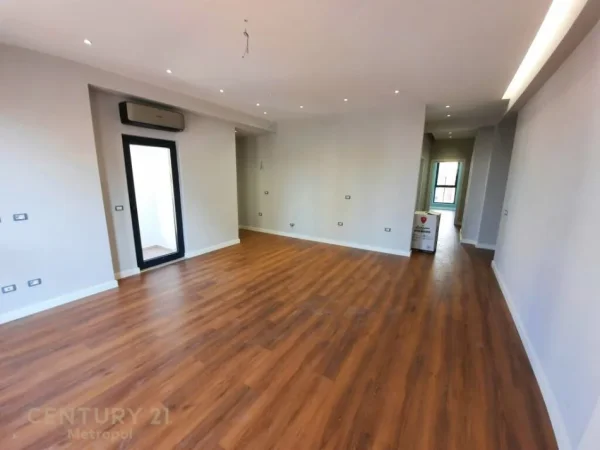 Tirane, jepet me qera zyre Kati 5, 120 m² 1.000 € (RRUGA E BARRIKADAVE)