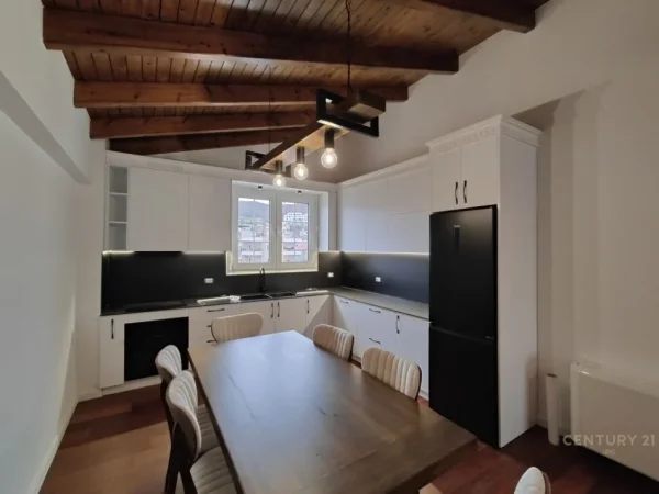 Tirane, jepet me qera apartament 2+1+Aneks+Ballkon Kati 4, 100 m² 950 € (Selitë)