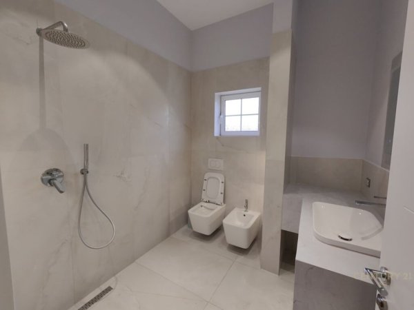 Tirane, jepet me qera apartament 2+1+Aneks+Ballkon Kati 4, 100 m² 950 € (Selitë)