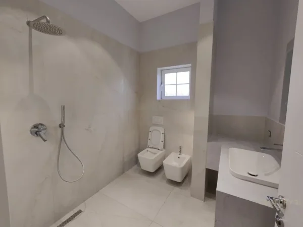 Tirane, jepet me qera apartament 2+1+Aneks+Ballkon Kati 4, 100 m² 950 € (Selitë)