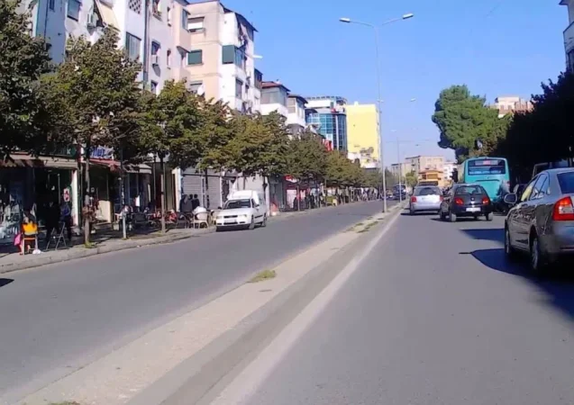 Tirane, jepet me qera ambjent biznesi Kati 1, 300 m² 10.000 € (Rr.Bardhyl)
