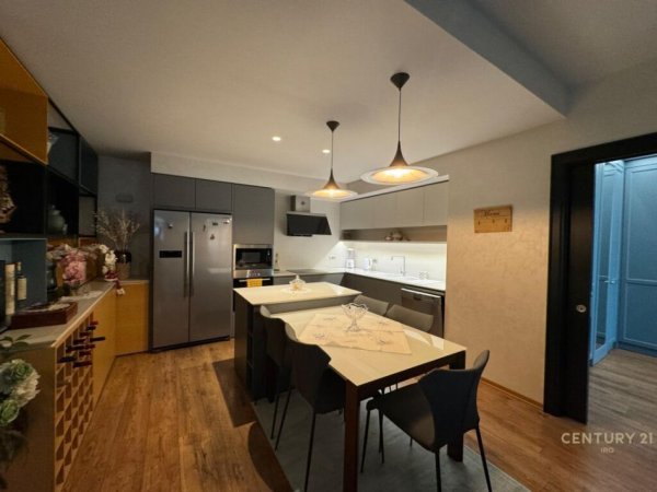 Tirane, jepet me qera apartament 2+1+Aneks+Ballkon Kati 10, 131 m² 1.250 € (21 Dhjetori)
