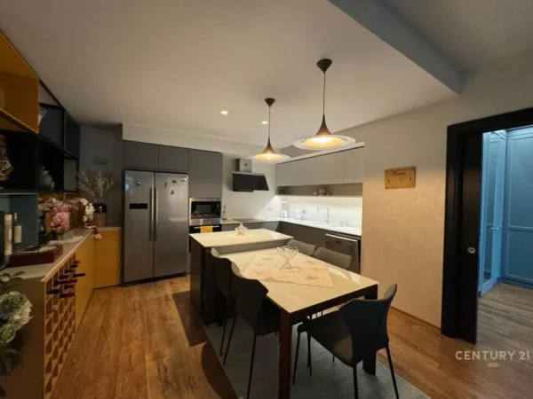 Tirane, jepet me qera apartament 2+1+Aneks+Ballkon Kati 10, 131 m² 1.250 € (21 Dhjetori)
