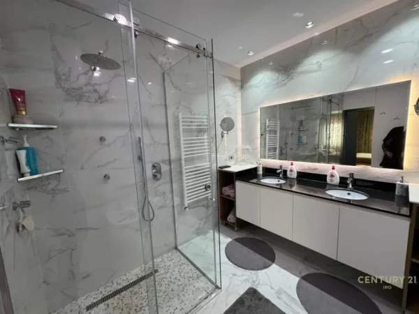 Tirane, jepet me qera apartament 2+1+Aneks+Ballkon Kati 10, 131 m² 1.250 € (21 Dhjetori)