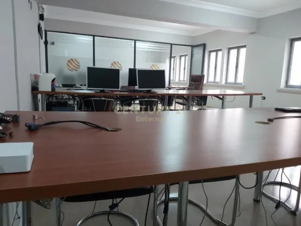 Tirane, jepet me qera zyre Kati 0, 190 m² 1.500 € (Qender te Tiranes)