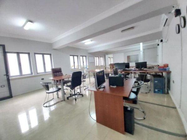 Tirane, jepet me qera zyre Kati 0, 190 m² 1.500 € (Qender te Tiranes)