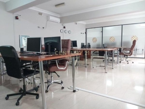 Tirane, jepet me qera zyre Kati 0, 190 m² 1.500 € (Qender te Tiranes)