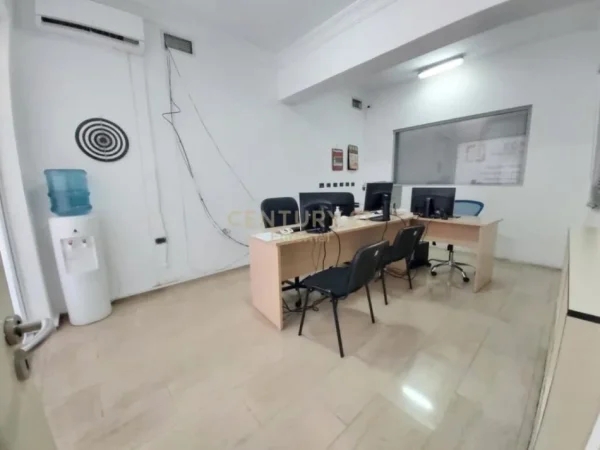Tirane, jepet me qera zyre Kati 0, 190 m² 1.500 € (Qender te Tiranes)