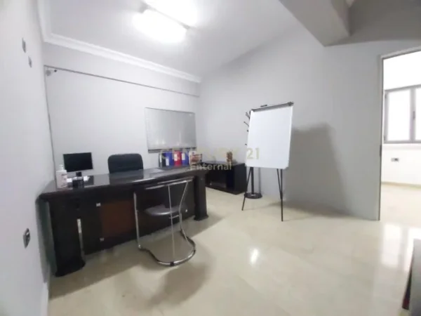Tirane, jepet me qera zyre Kati 0, 190 m² 1.500 € (Qender te Tiranes)