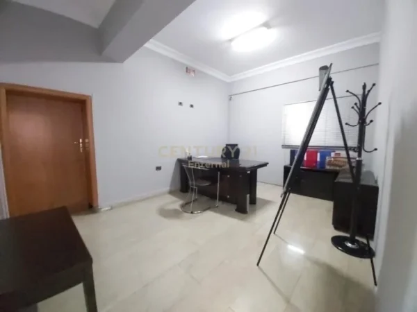 Tirane, jepet me qera zyre Kati 0, 190 m² 1.500 € (Qender te Tiranes)