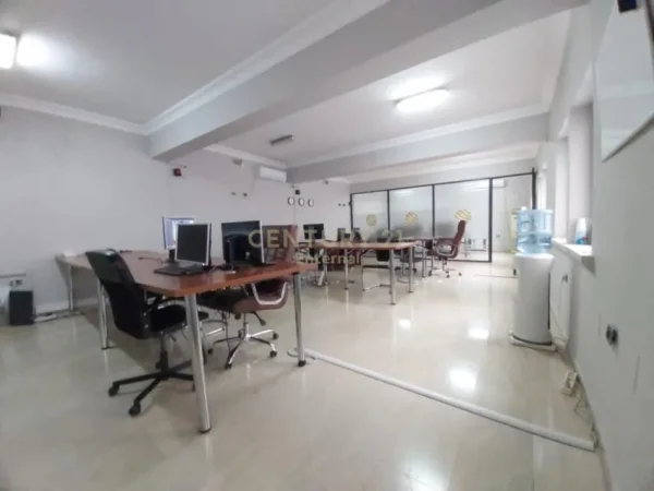 Tirane, jepet me qera zyre Kati 0, 190 m² 1.500 € (Qender te Tiranes)