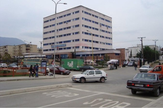 Tirane, jepet me qera lokal Kati 0, 300 m² 3.000 € (Materniteti i Ri)
