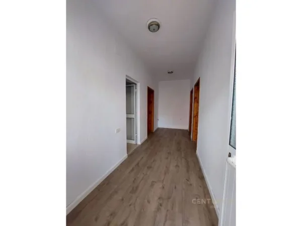 Tirane, jepet me qera Vile 3 Katshe Kati 4, 420 m² (RRUGA E KAVAJES)