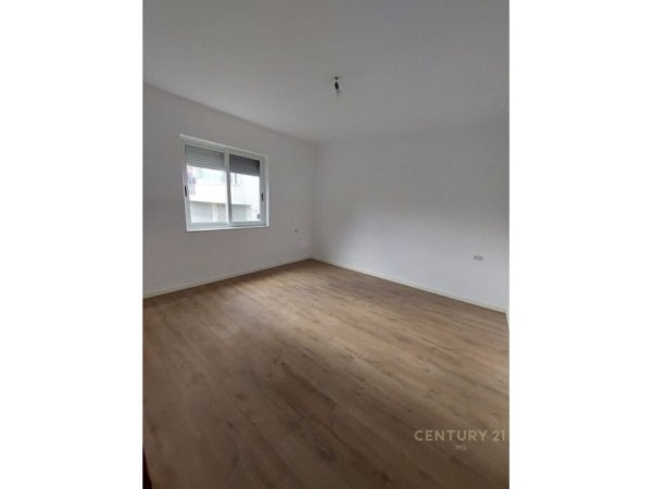 Tirane, jepet me qera Vile 3 Katshe Kati 4, 420 m² (RRUGA E KAVAJES)