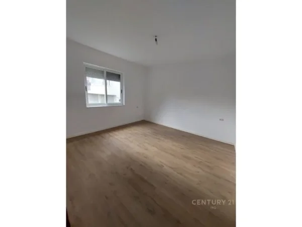 Tirane, jepet me qera Vile 3 Katshe Kati 4, 420 m² (RRUGA E KAVAJES)