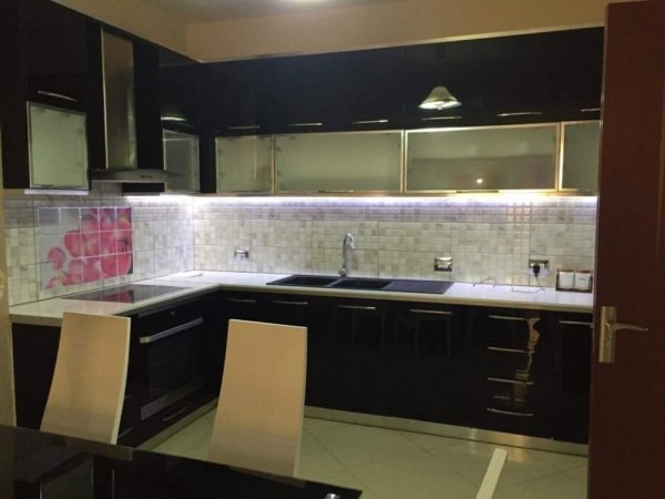 Tirane, jepet me qera apartament 1+1+Ballkon Kati 3, 88 m² 400 € 