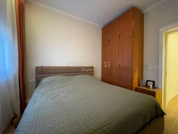 Tirane, jepet me qera apartament 2+1+Aneks+Ballkon Kati 3, 69 m² 800 € (RRUGA E DURRESIT)