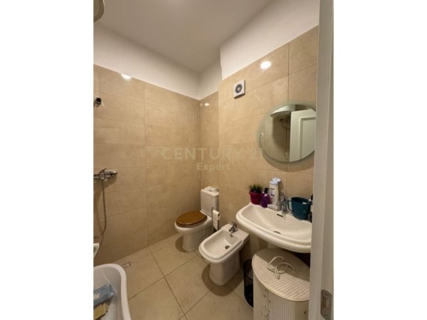 Tirane, jepet me qera apartament 2+1+Aneks+Ballkon Kati 3, 69 m² 800 € (RRUGA E DURRESIT)