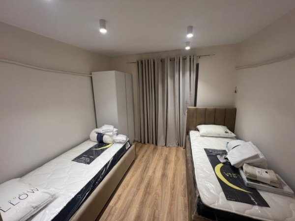 Tirane, jepet me qera apartament 2+1+Ballkon Kati 0, 93 m² 1.200 € (Qender)