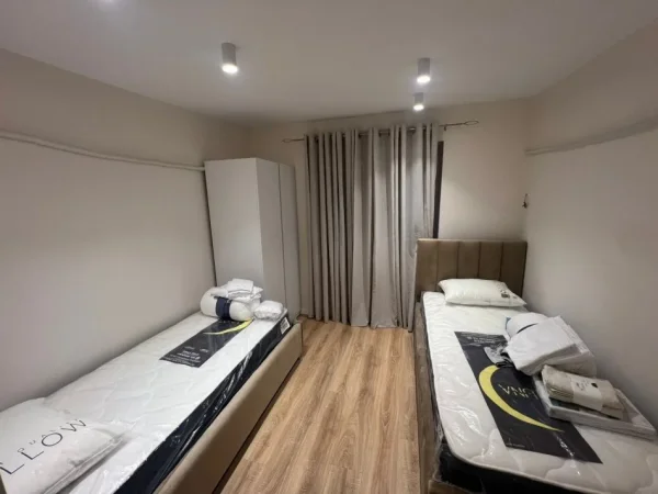 Tirane, jepet me qera apartament 2+1+Ballkon Kati 0, 93 m² 1.200 € (Qender)
