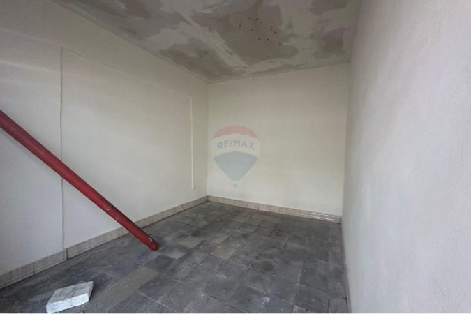 Tirane, jepet me qera magazine Kati 0, 1.000 m² 4.000 € (Rruga Kavajes)