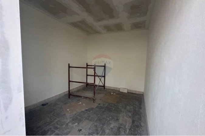 Tirane, jepet me qera magazine Kati 0, 1.000 m² 4.000 € (Rruga Kavajes)