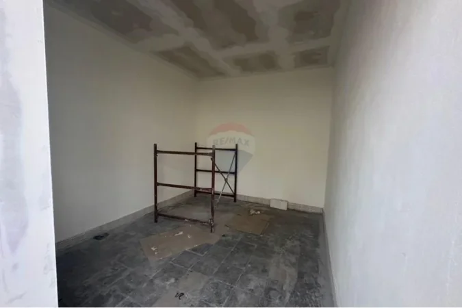 Tirane, jepet me qera magazine Kati 0, 1.000 m² 4.000 € (Rruga Kavajes)