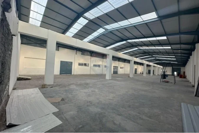 Tirane, jepet me qera magazine Kati 0, 1.000 m² 4.000 € (Rruga Kavajes)