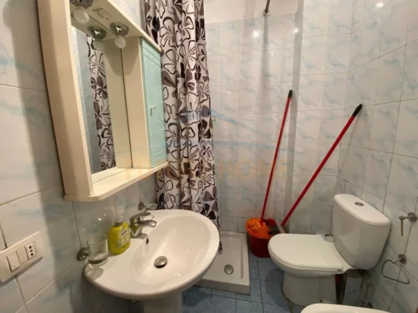 Tirane, jepet me qera apartament 1+1 Kati 3, 62 m² 500 € (XHAMIA TABAKEVE)