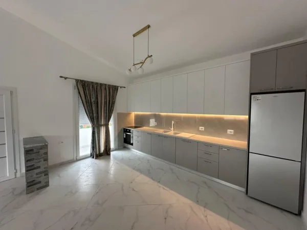 Tirane, jepet me qera apartament 2+1+Ballkon Kati 2, 114 m² 400 € (Rruga Prengaj)