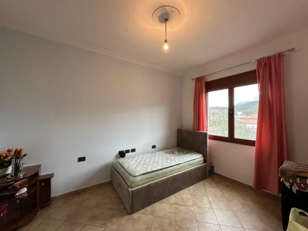 Tirane, jepet me qera apartament 2+1+Ballkon Kati 1, 114 m² 300 € (Rruga Prengaj)