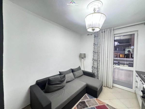 Tirane, jepet me qera apartament 1+1+Ballkon Kati 3, 45 m² 500 € (blloku)