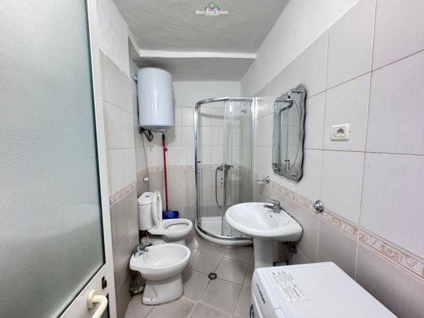 Tirane, jepet me qera apartament 1+1+Ballkon Kati 3, 45 m² 500 € (blloku)