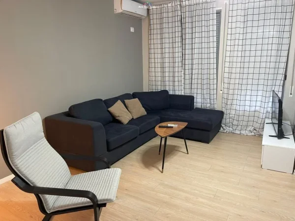 Tirane, jepet me qera apartament 1+1+Ballkon Kati 2, 70 m² 600 € (ali dem)