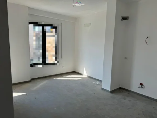 Tirane, jepet me qera zyre Kati 2, 50 m² 450 € (bulevardi i ri)