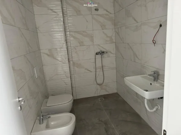 Tirane, jepet me qera zyre Kati 2, 50 m² 450 € (bulevardi i ri)