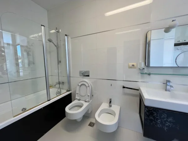 Tirane, jepet me qera apartament 2+1 Kati 7, 123 m² 1.800 € (Bllok)