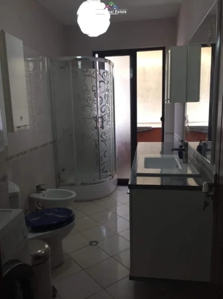Tirane, jepet me qera apartament 1+1+Ballkon Kati 3, 88 m² 400 € (astir)