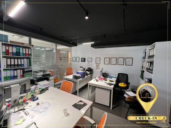 Tirane, jepet me qera zyre Kati 1, 72 m² 1.100 € (Pazari i Ri, Sheshi Avni Rustemi)