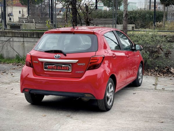 Tirane, shes makine TOYOTA YARIS HYBRID Benzin, e kuqe automatik Klima 152.800 km 9.700 €