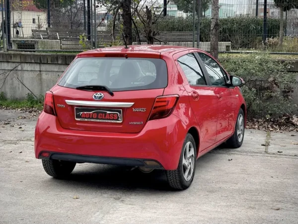 Tirane, shes makine TOYOTA YARIS HYBRID Benzin, e kuqe automatik Klima 152.800 km 9.700 €