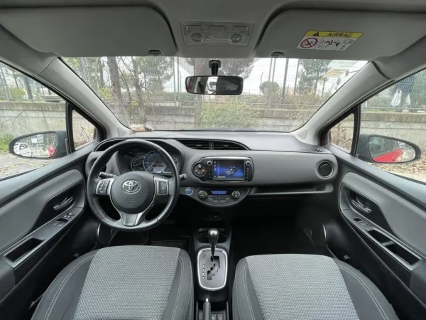 Tirane, shes makine TOYOTA YARIS HYBRID Benzin, e kuqe automatik Klima 152.800 km 9.700 €
