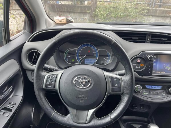 Tirane, shes makine TOYOTA YARIS HYBRID Benzin, e kuqe automatik Klima 152.800 km 9.700 €