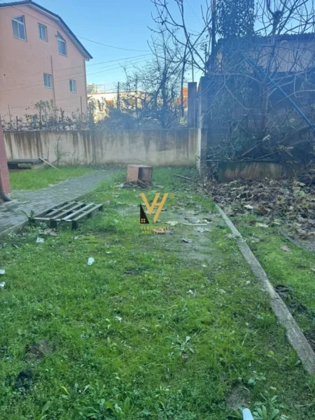 Tirane, shitet dyqan Kati 0, 114 m² 465.000 € (21 DHJETORI)