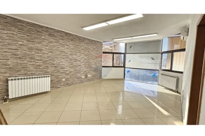 Tirane, jepet me qera apartament 4+1 Kati 1, 140 m² 900 € (Rruga e Kosovarve)