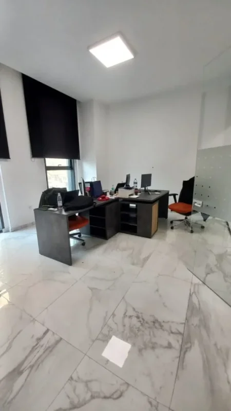 Tirane, jepet me qera zyre Kati 2, 73 m² 1.000 € (Rruga Gjik Kuqali)