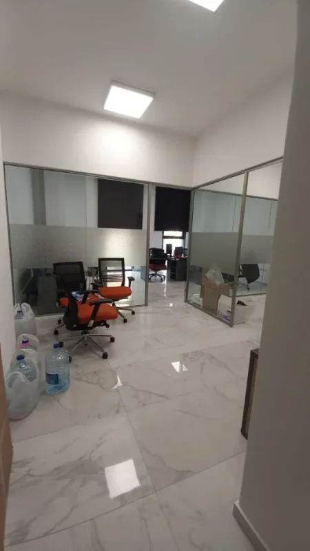 Tirane, jepet me qera zyre Kati 2, 73 m² 1.000 € (Rruga Gjik Kuqali)