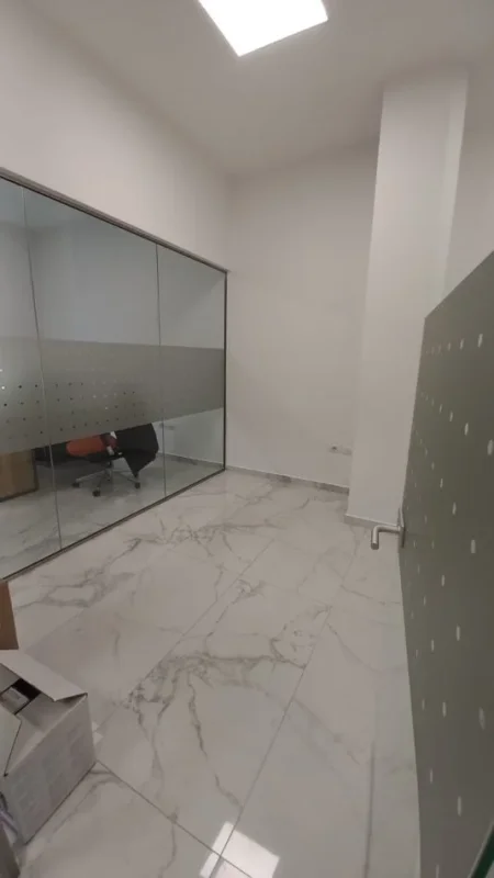 Tirane, jepet me qera zyre Kati 2, 73 m² 1.000 € (Rruga Gjik Kuqali)